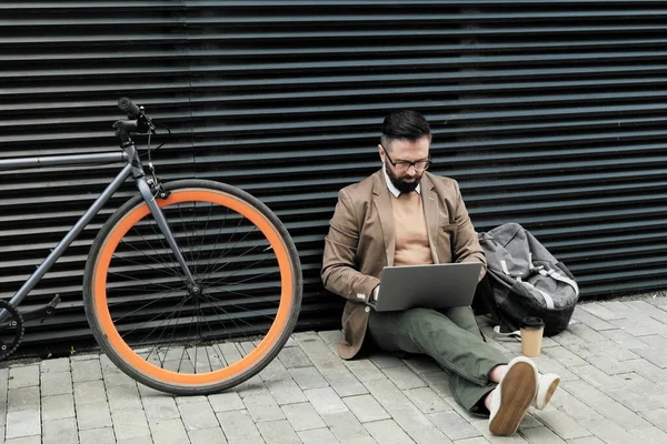 Hombre usando el ordenador portátil al aire libre — Foto de Stock