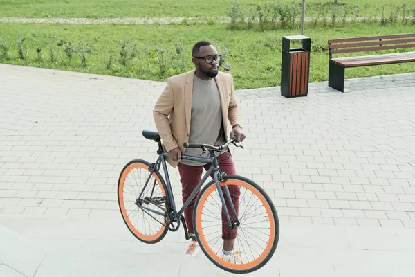 Африканський чоловік з велосипедом. — стокове фото