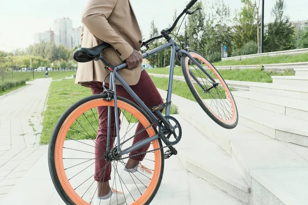 Hombre con bicicleta en el parque — Foto de Stock