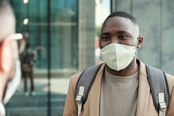 Αφρικανός με μάσκα σε εξωτερικούς χώρους — Φωτογραφία Αρχείου