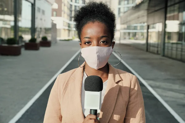 Αφρικανός δημοσιογράφος με μάσκα — Φωτογραφία Αρχείου