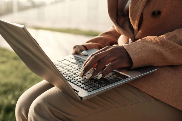 Kvinna skriva på bärbar dator — Stockfoto