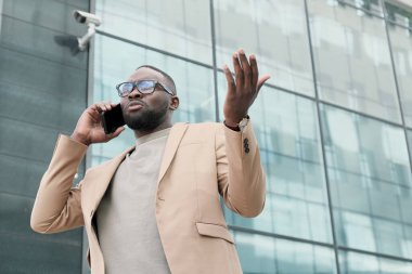 Dışarıda telefon kullanan bir adam.