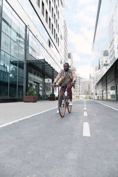 Hombre montando en la ciudad — Foto de Stock