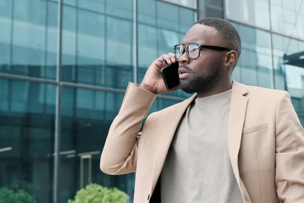Hombre africano hablando por teléfono — Foto de Stock