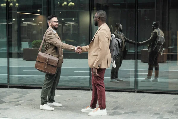 Hombres reunidos al aire libre — Foto de Stock