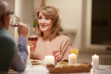 Kocanla evde akşam yemeği.