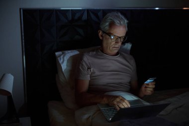 İnternetten alım yapan adam.