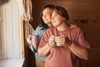 Kadınlar kahveyi seviyor.