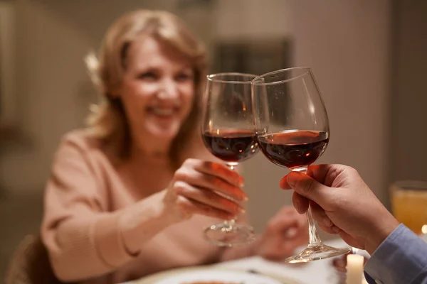 Amici che bevono vino — Foto Stock
