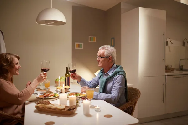 Famiglia che cena a casa — Foto Stock