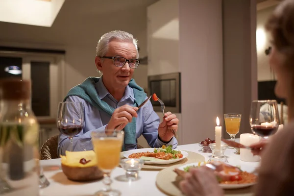 Cena in famiglia a casa — Foto Stock