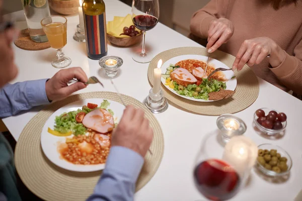 夕食を食べるカップル — ストック写真