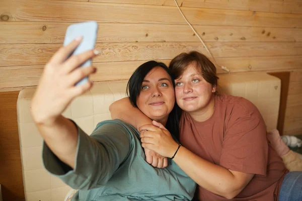 Donne che fanno selfie ritratto — Foto Stock