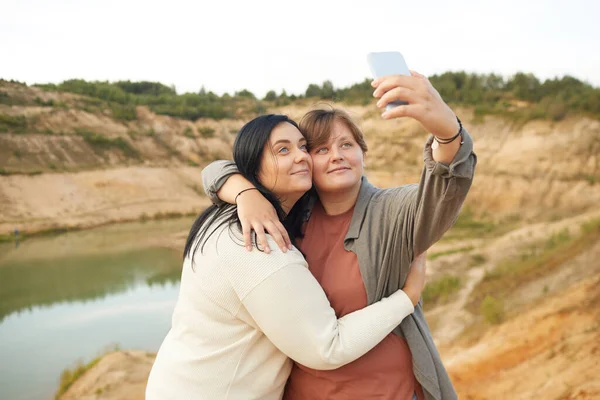 Due lesbiche sulla natura — Foto Stock