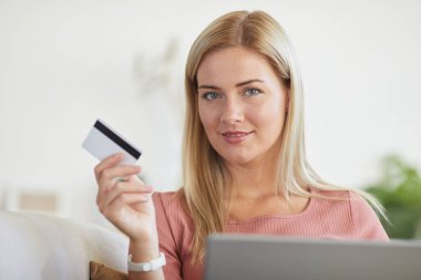 Kredi kartıyla ödeme yapan kadın.