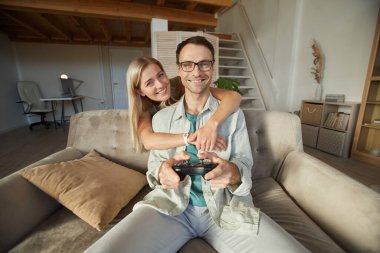 Evdeki mutlu genç çift