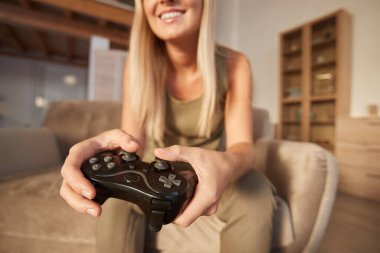 Kumandayla oynayan kadın