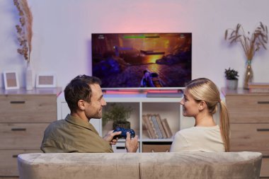 TV 'de bilgisayar oyunu oynamak