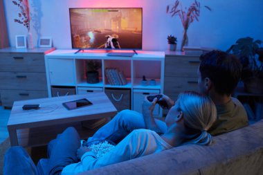 Evde boş vakit oyunu oynuyorum.