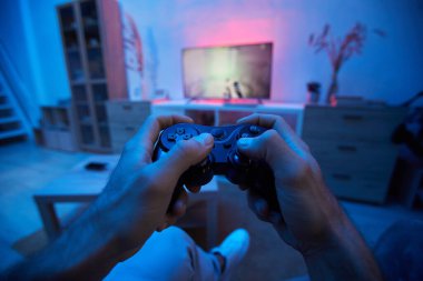 Oyunda joystick kullanan adam