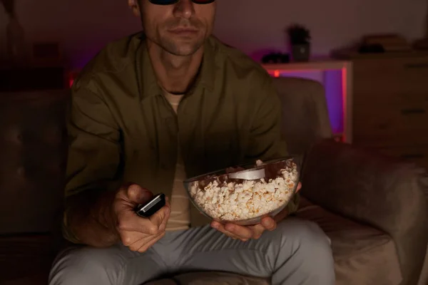 Hombre comiendo palomitas de maíz en casa — Foto de Stock