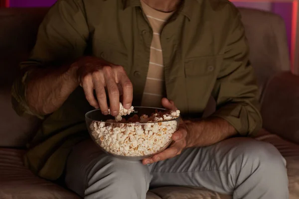 Mann isst beim Zuschauen Popcorn — Stockfoto