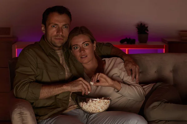 Pareja viendo una película de miedo — Foto de Stock