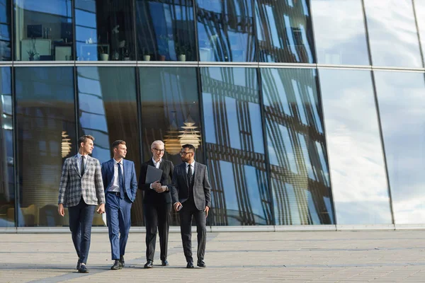 Şehirde yürüyen iş adamları.