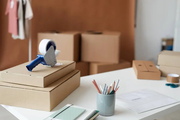 Pakketten op tafel op kantoor — Stockfoto