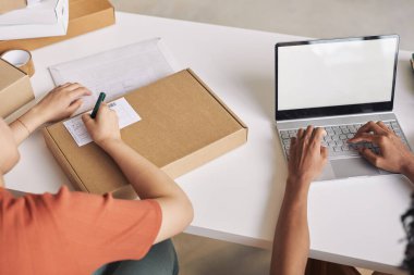 Web mağazasında çalışanlar