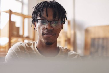 İşyerinde dizüstü bilgisayar kullanan adam