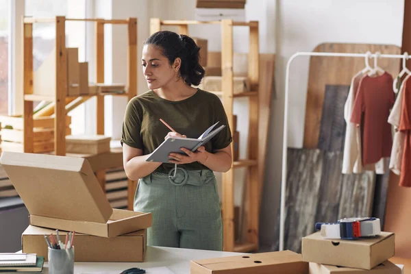 Woman working with parcels — Stock Photo, Image