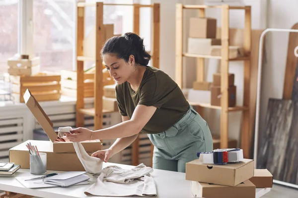 Woman packing parcels — Stock Photo, Image