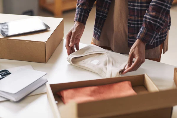 Uomo imballaggio nuovi vestiti — Foto Stock