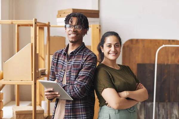 Collega 's werken in webwinkel — Stockfoto