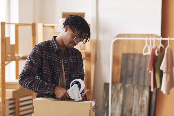 Man packning paket i lager — Stockfoto