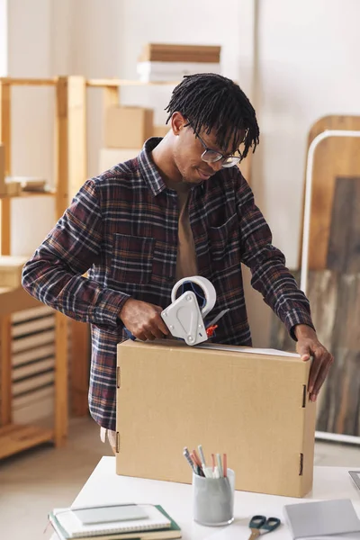 Hombre preparando el paquete para la entrega —  Fotos de Stock