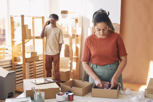 People packing parcels in warehouse — Stock Photo, Image