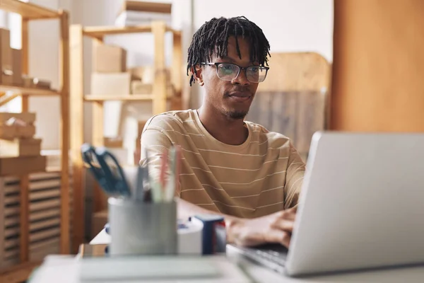 Homme travaillant sur ordinateur portable — Photo