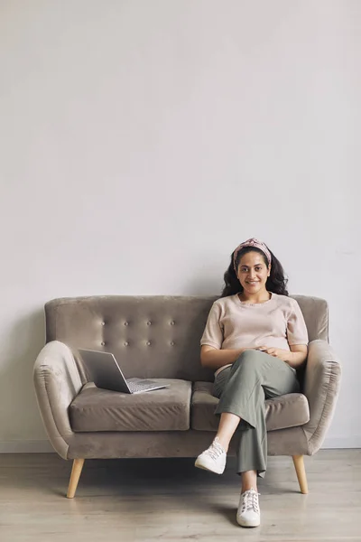 Женщина на диване — стоковое фото