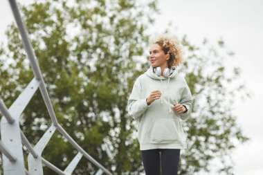 Parkta koşan kadın.