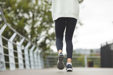 Kadın yalnız koşuyor.