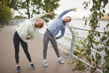 Dışarıda uzanan bir çift.