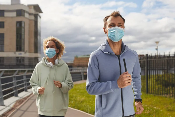 Couple jogging en plein air — Photo