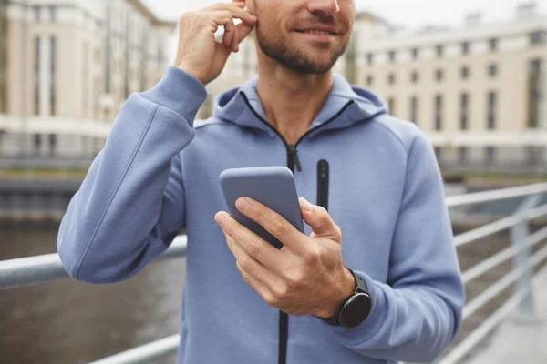 Hombre usando el teléfono al aire libre — Foto de Stock