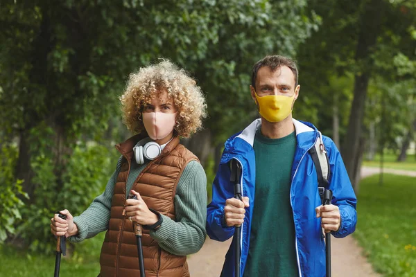 Jeune couple en masques à l'extérieur — Photo