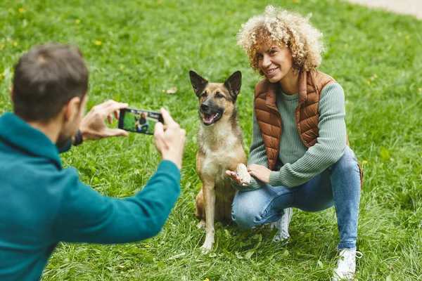 Фотографирование с собакой — стоковое фото