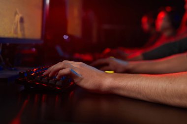 Bilgisayarda yazan adam