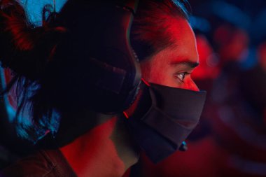 Maskeli hacker iş başında.